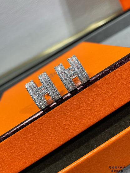 [LUXORA]H STUD EARRINGS WITH SILVER DIAMONDS