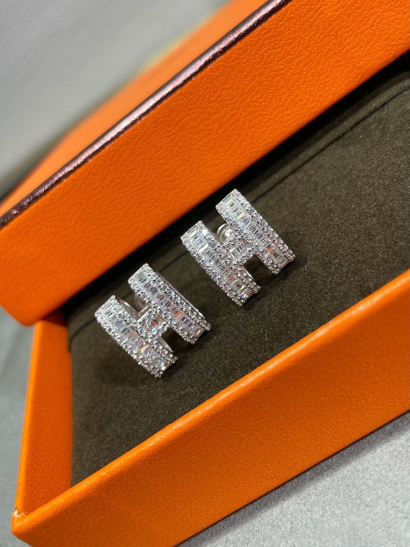 [LUXORA]H STUD EARRINGS WITH SILVER DIAMONDS