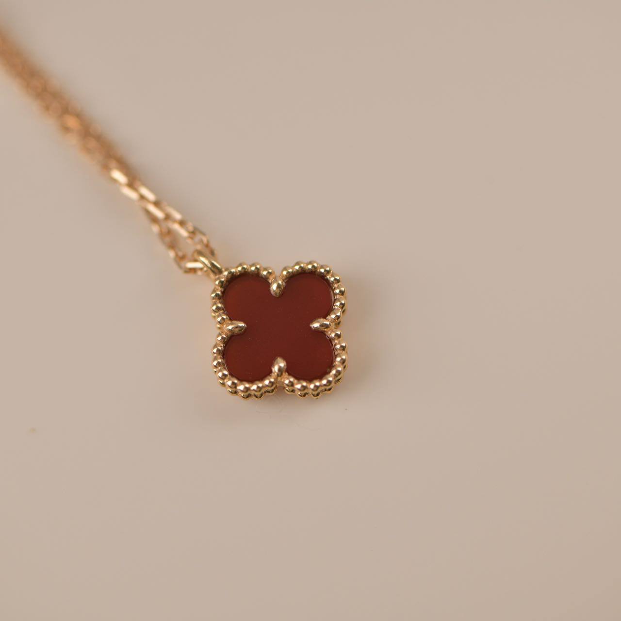 [LUXORA]CLOVER MINI 9.5MM WHITE CARNELIANS NECKLACE