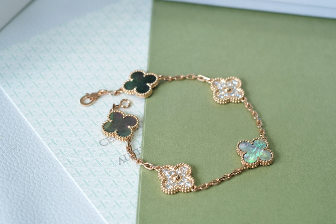 [LUXORA] CLOVER 5 MOTIF GRAY MOP BRACELET COLLECTION
