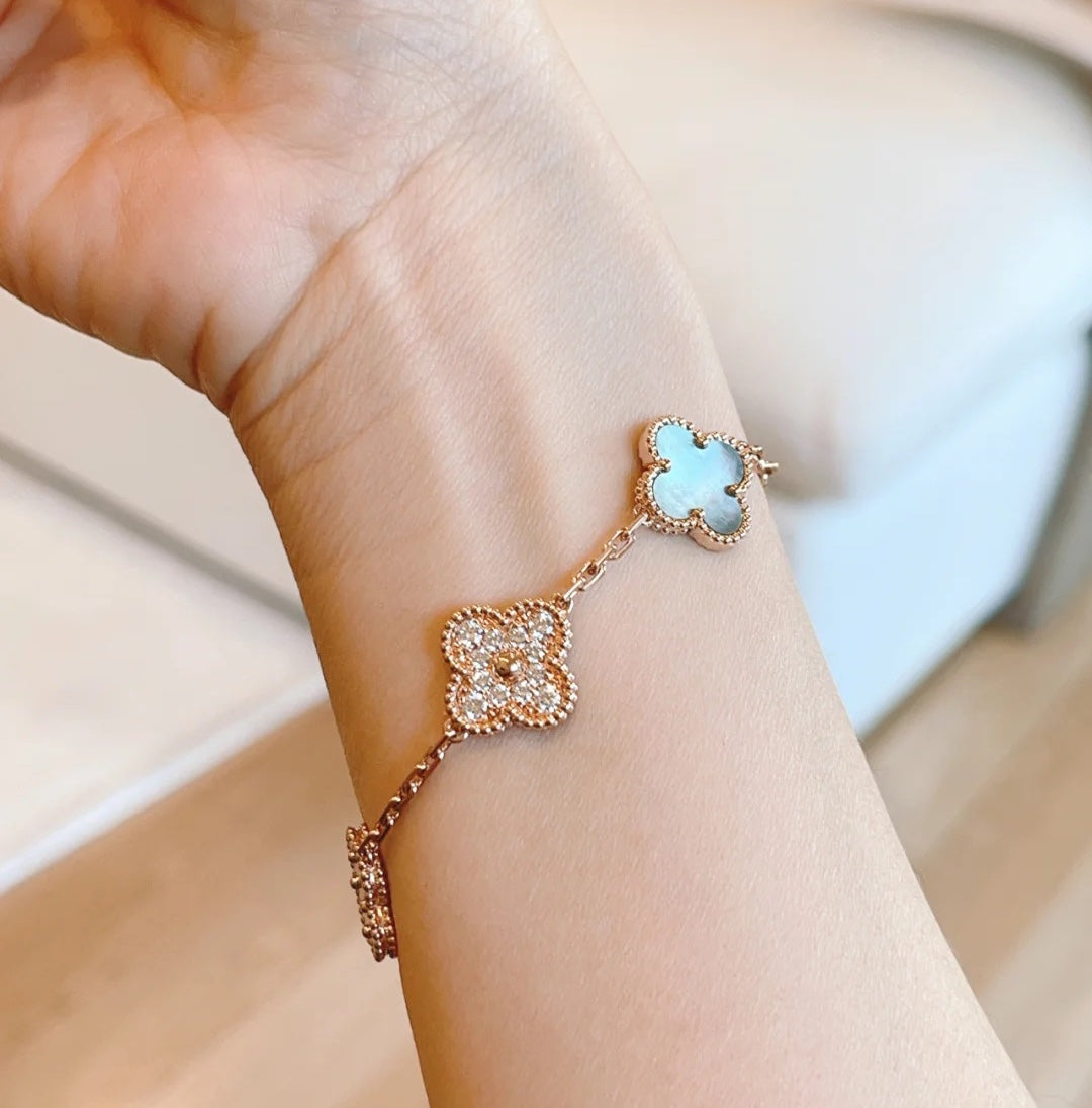 [LUXORA] CLOVER 5 MOTIF GRAY MOP BRACELET COLLECTION