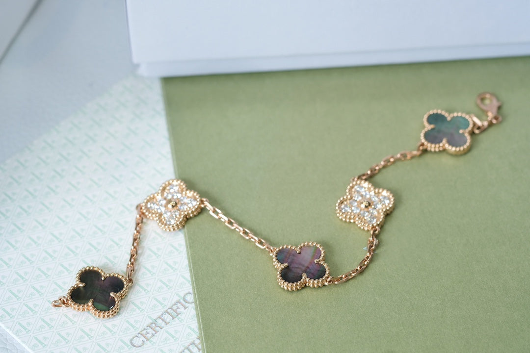 [LUXORA] CLOVER 5 MOTIF GRAY MOP BRACELET COLLECTION