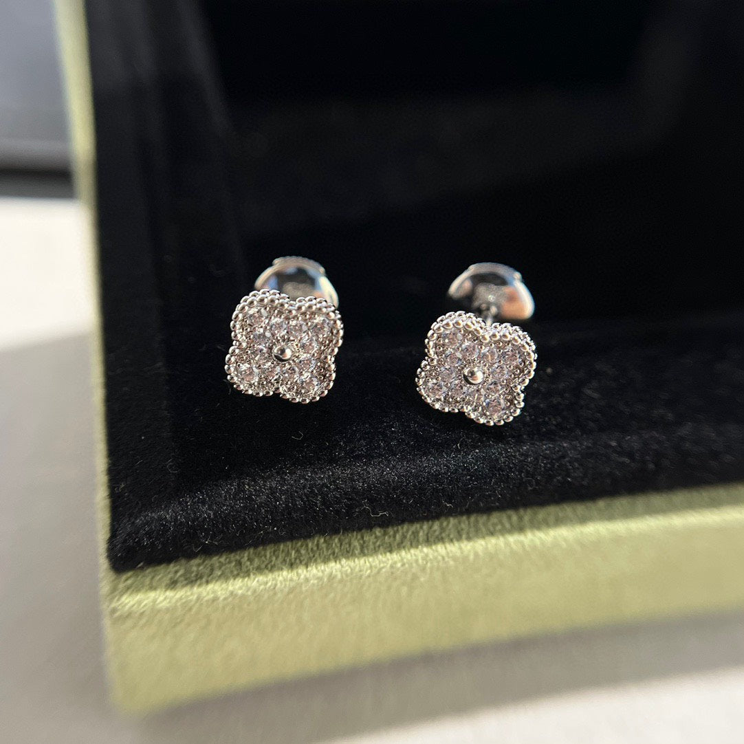 [LUXORA]CLOVER MINI DIAMOND STUD EARRINGS
